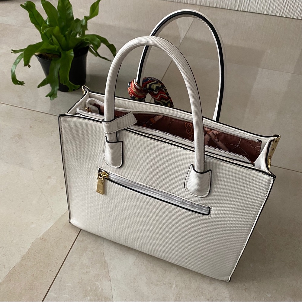 White handbag - Picture 3 of 8